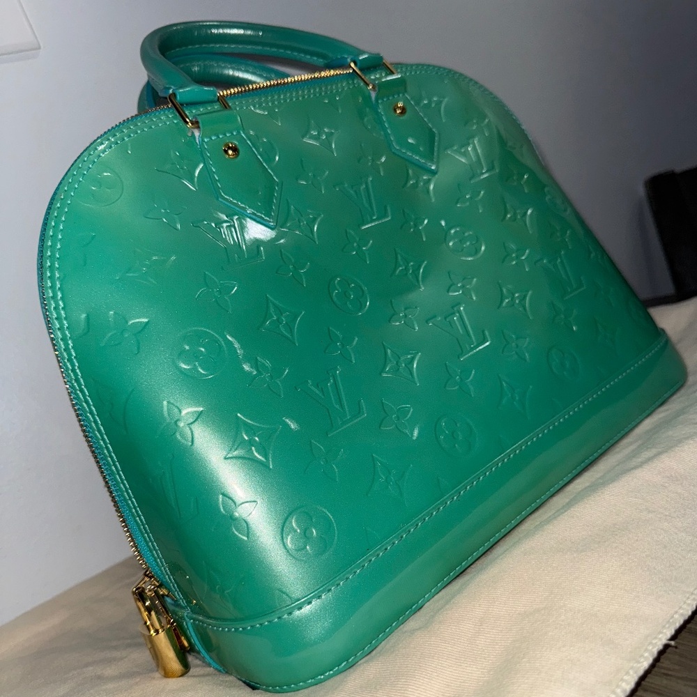 RARE Louis Vuittion Alma vernis bleu Lagoon - Picture 1 of 2
